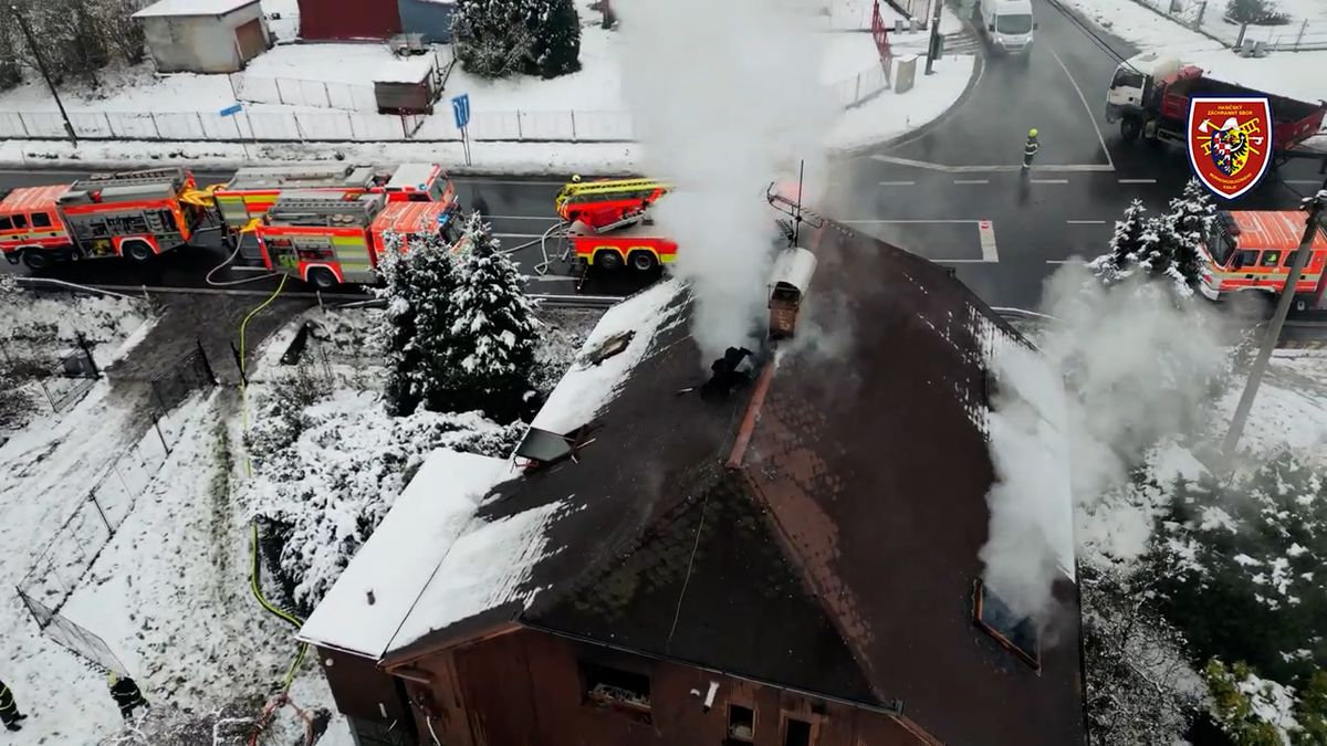 Muž se přiotrávil kouřem při požáru domu ve Stonavě